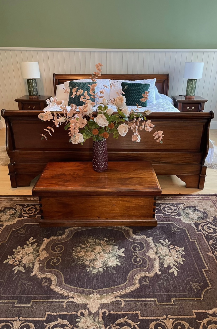 A guest bedroom with a sleigh bed